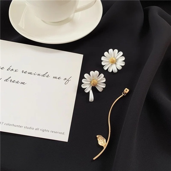 Daisy earrings dangle stud chic gold 3d asymmetrical drop jewelry - Picture 6 of 7